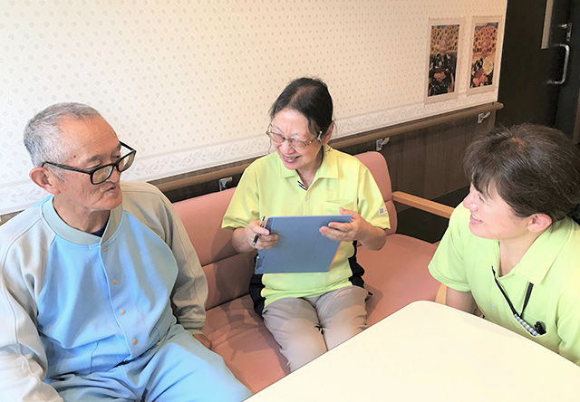 画像：かご作りをする患者さんと職員