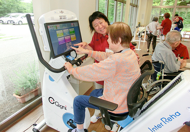 画像：談笑する職員と入居者