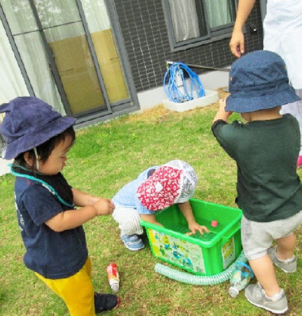 画像：水遊びをする園児