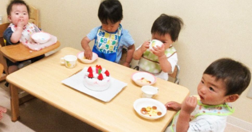 画像：ケーキを食べる園児たち