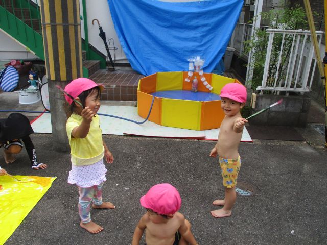 画像：絵を書く園児