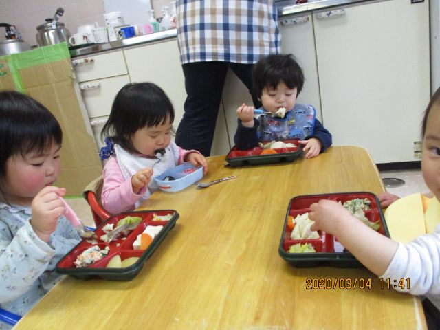 画像：お弁当を食べる園児たち
