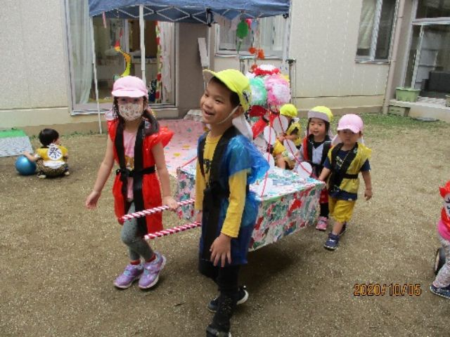 画像：神輿を運ぶ園児