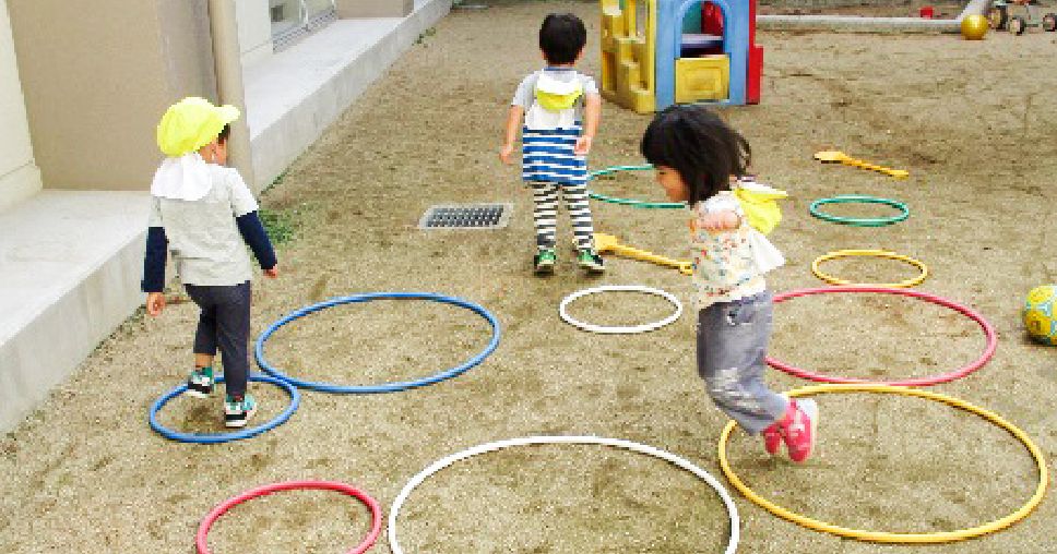画像：園庭で遊ぶ園児